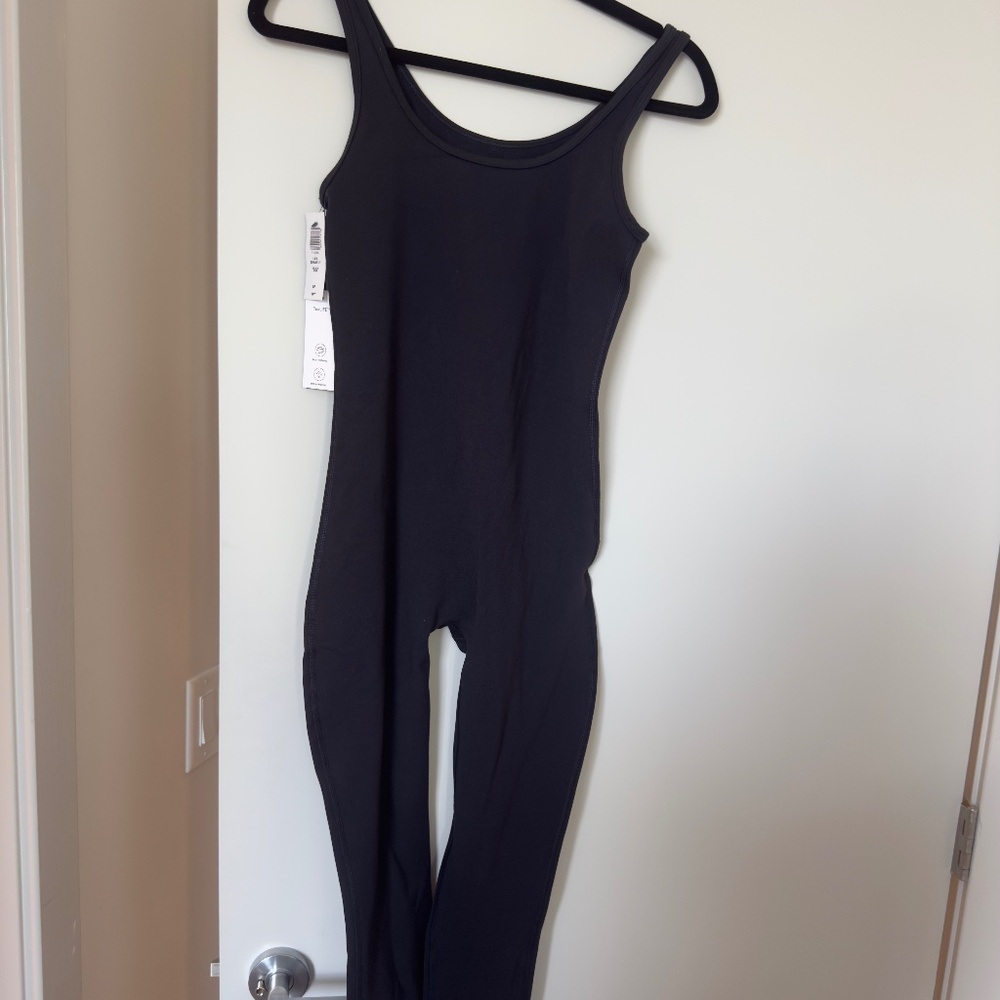 NEW WITH TAGS Aritzia TNA Shake-it Jumpsuit Size: Small Color: Black